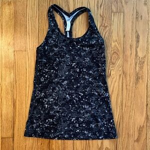 Lululemon workout tank size 6 in black LIKE NEW